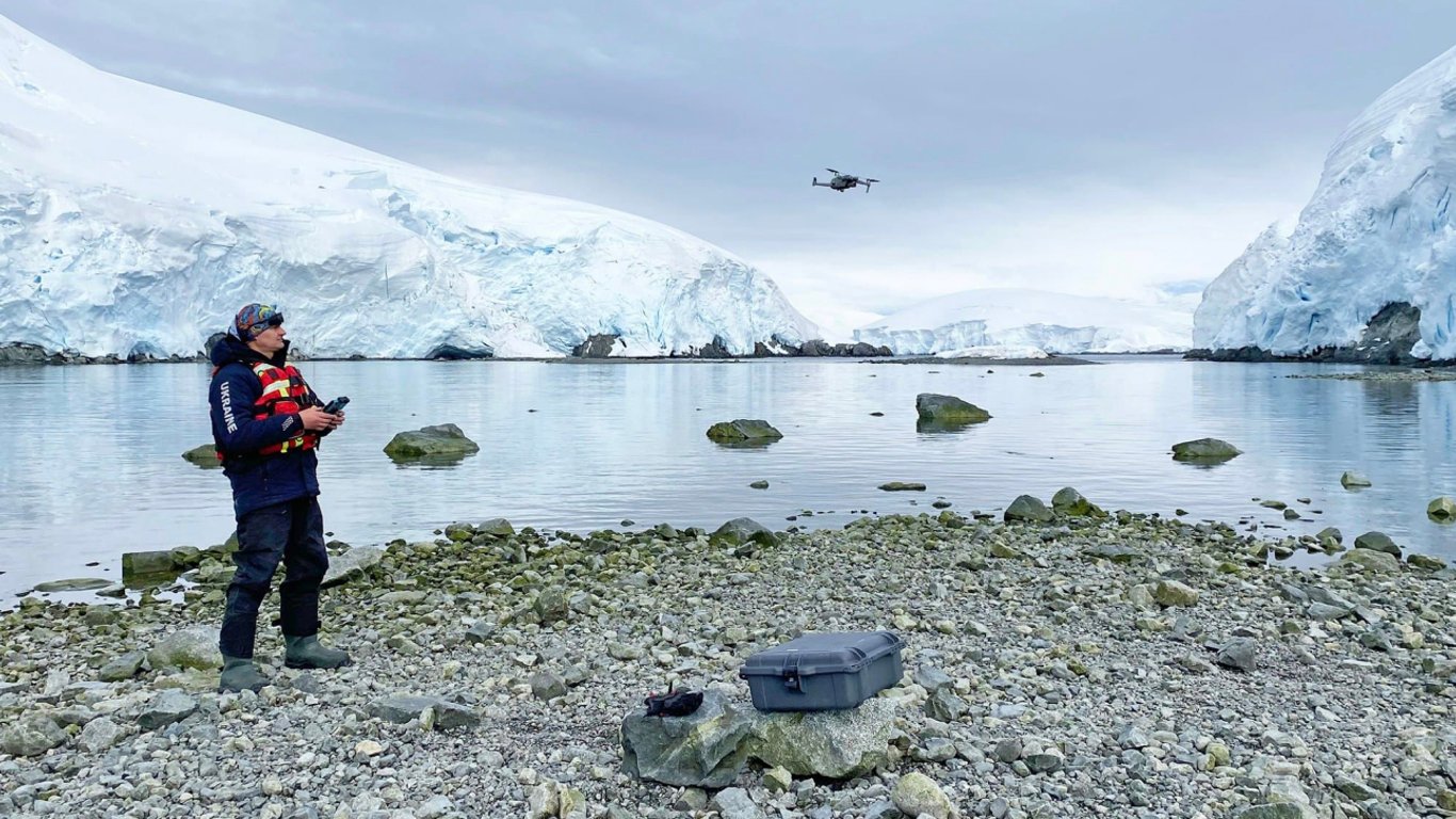 В Антарктиде украинские ученые начали исследовать китов с помощью дронов: уникальные фото