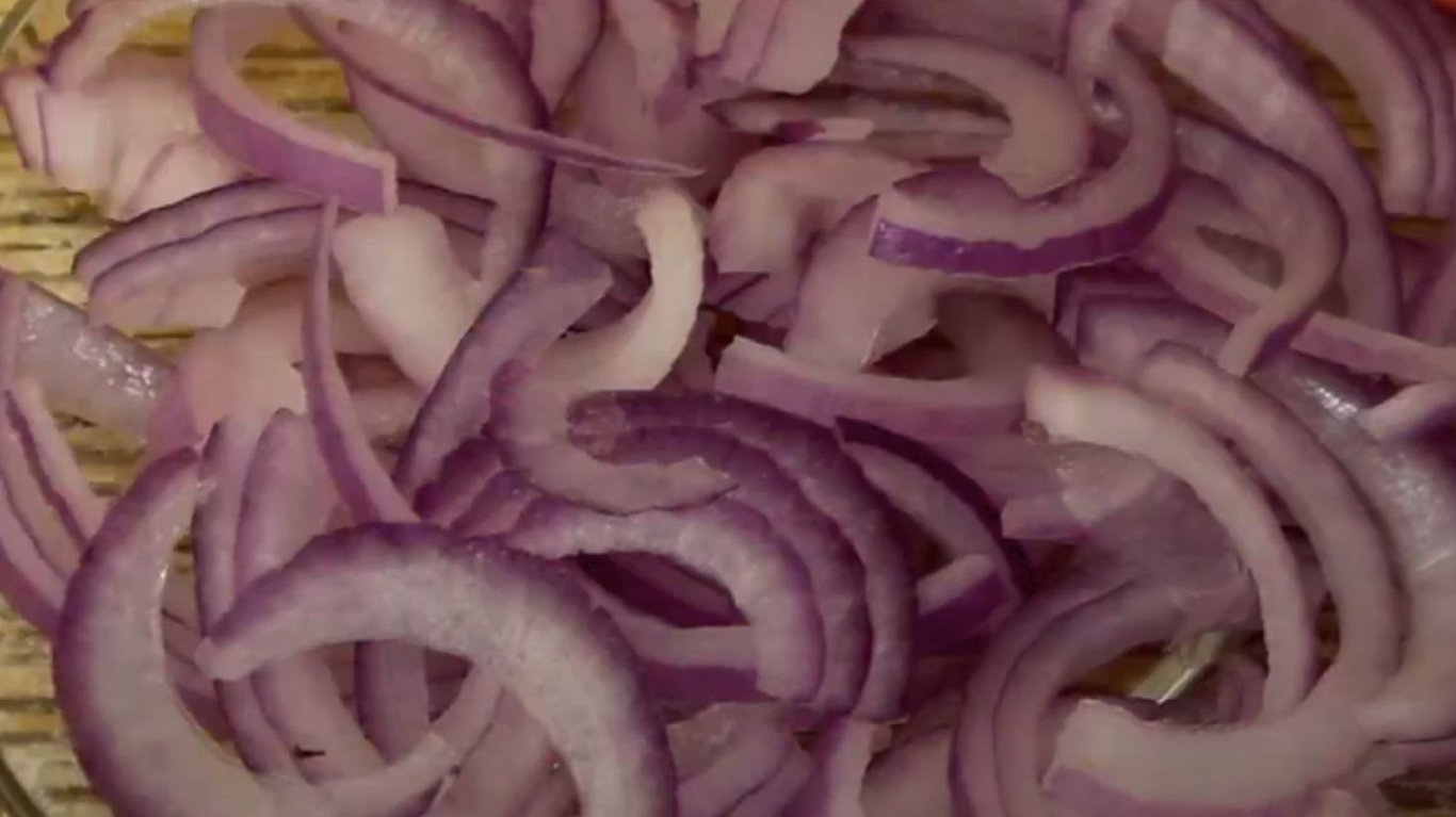 смачий салат з печінкою, який піднімає рівень заліза в організмі 