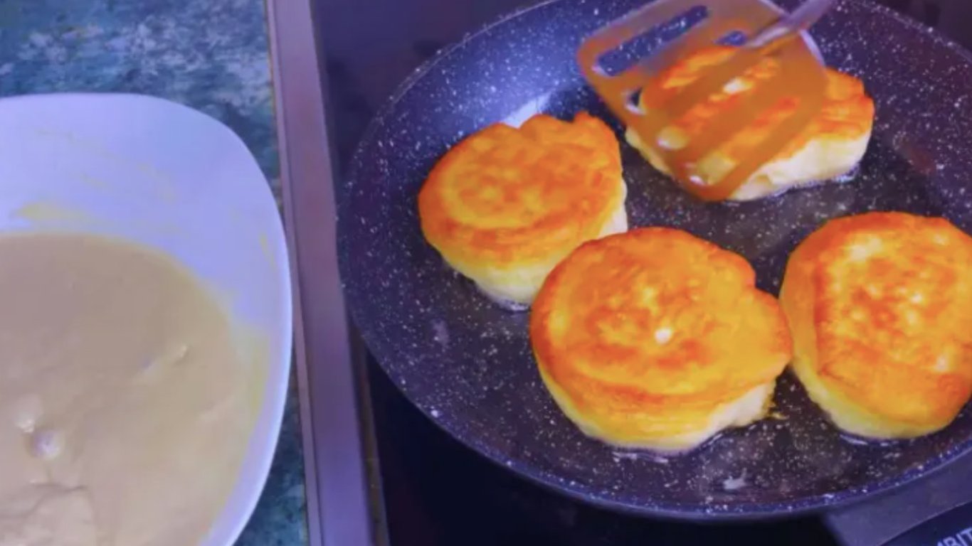 Пишні оладки на кефірі, які не опадають: швидкий рецепт на сніданок