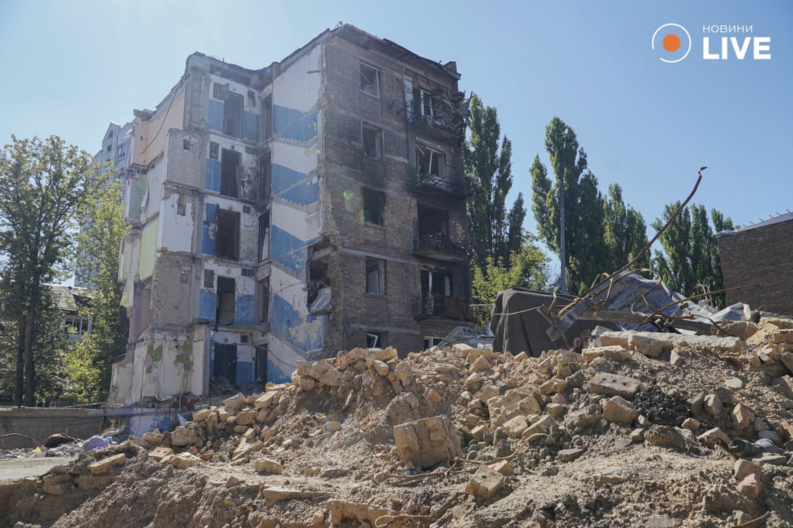 Фоторепортаж зі знищеного ракетою будинку у Києві на Сирці — яка його доля та що обіцяють мешканцям - фото 5