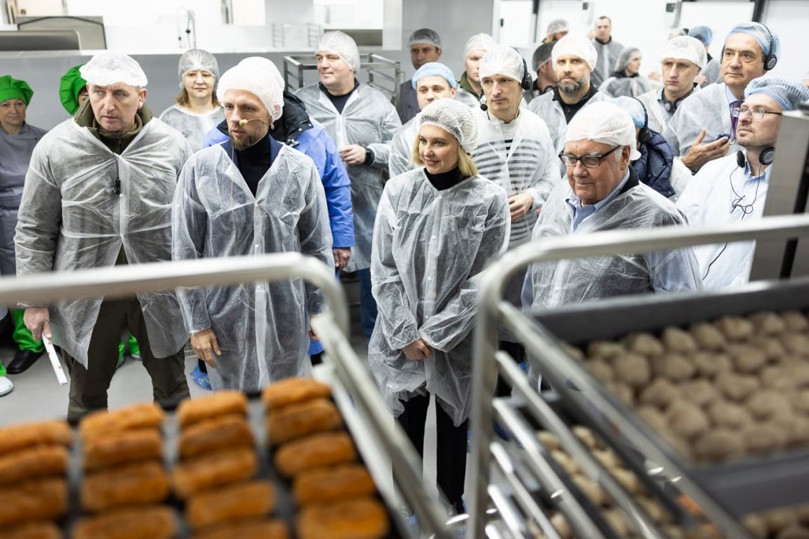 Олена Зеленська, Говард Баффет та інші на відкритті фабрики-кухні. Фото: МОЗ