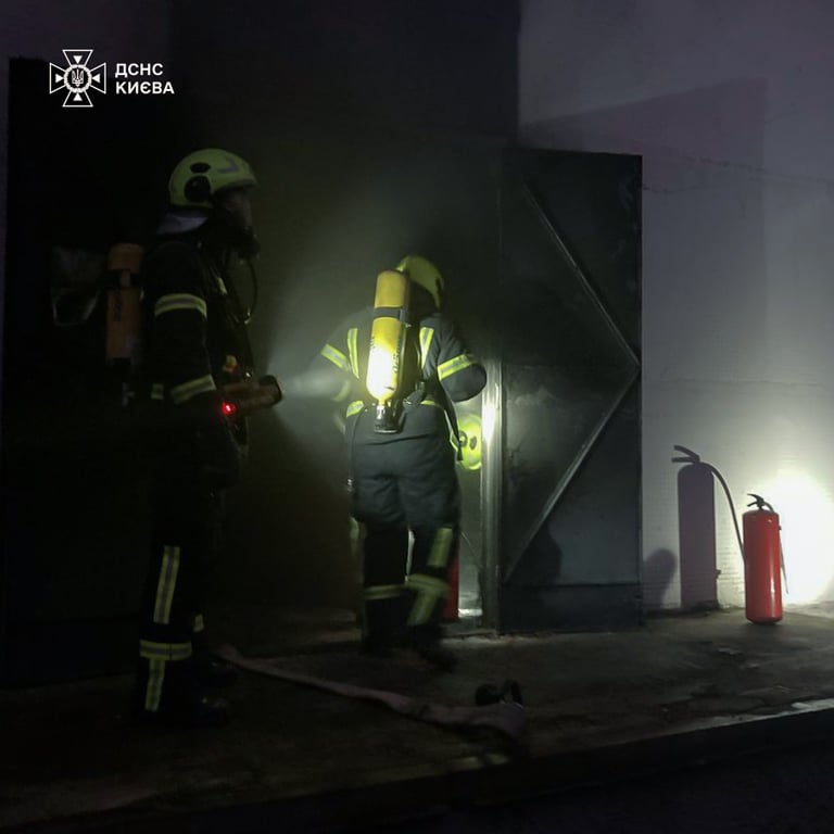 спасатели тушат пожар в Киеве