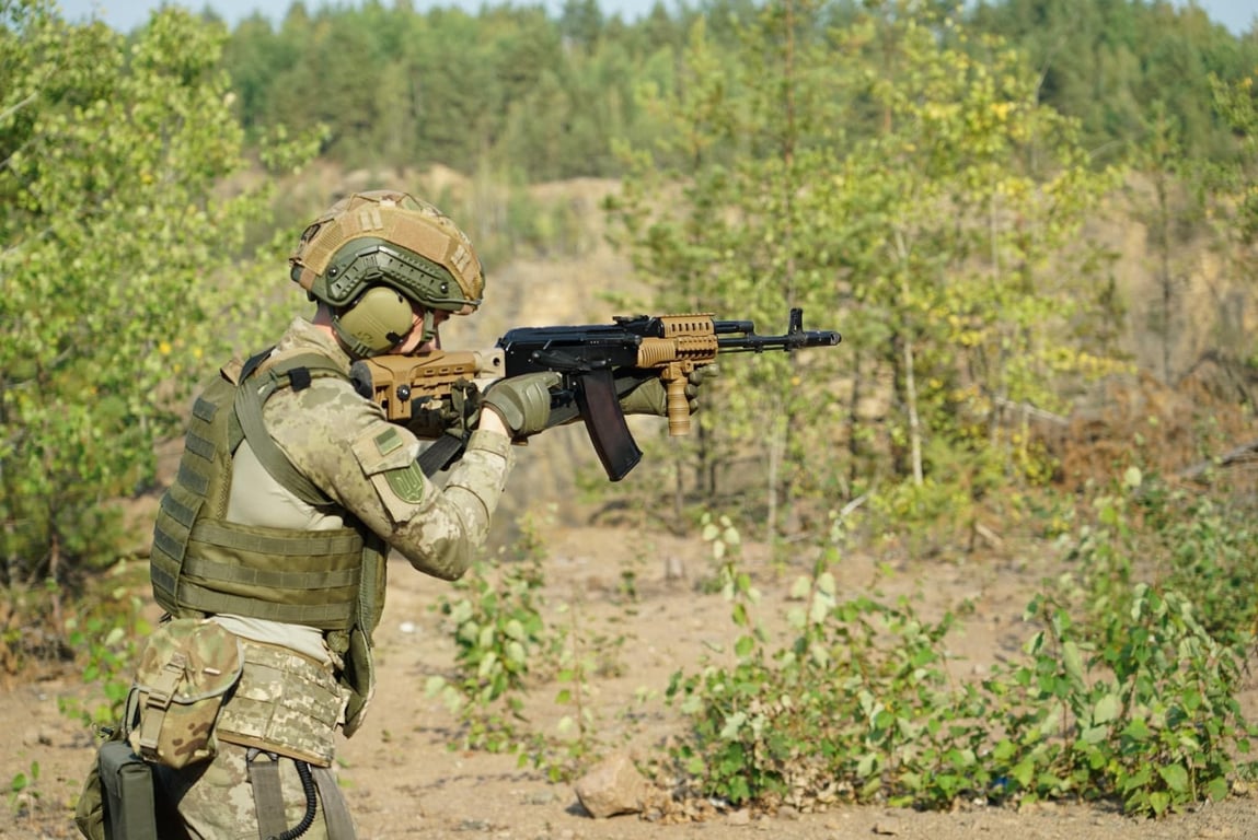 Боец ВСУ выполняет боевое задание