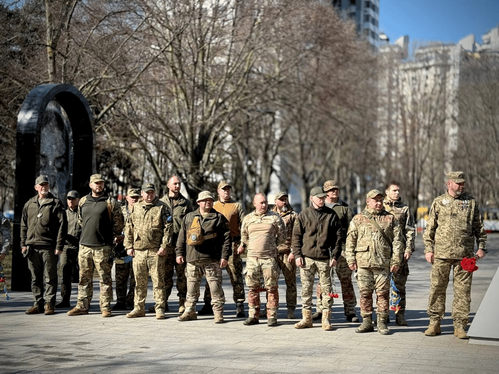 Цветы и оркестр — в Одессе отметили День добровольца - фото 1