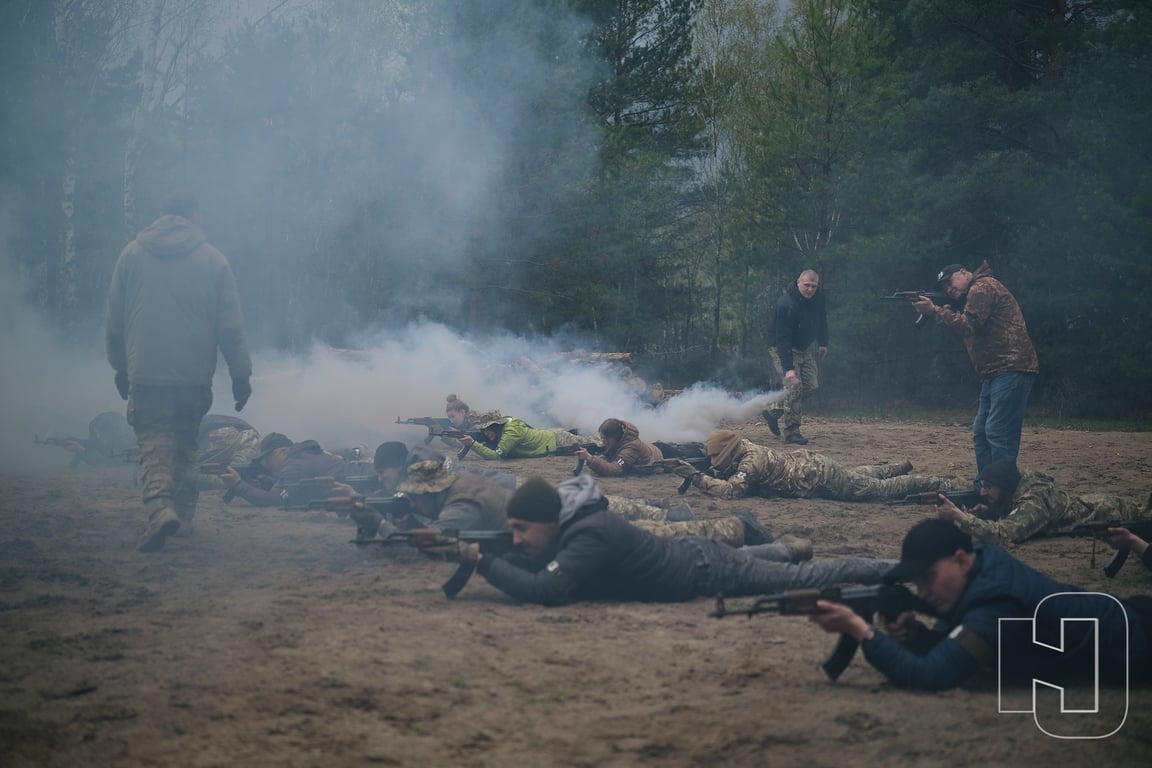 Цивільні вчасться стріляти на Київщині