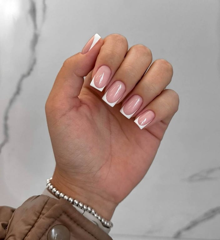 Френч - універсальний манікюр, що завжди доречний