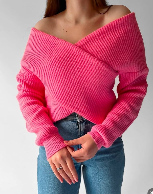 Светр з оголеними плечами має дуже привабливий вигляд