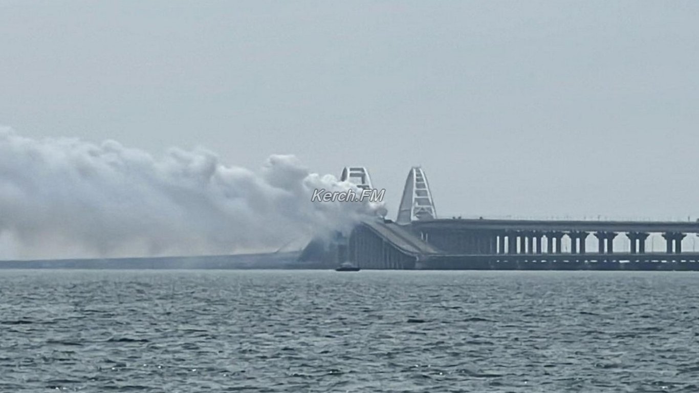 В ВМС объяснили, зачем перекрывают оккупанты Крымский мост