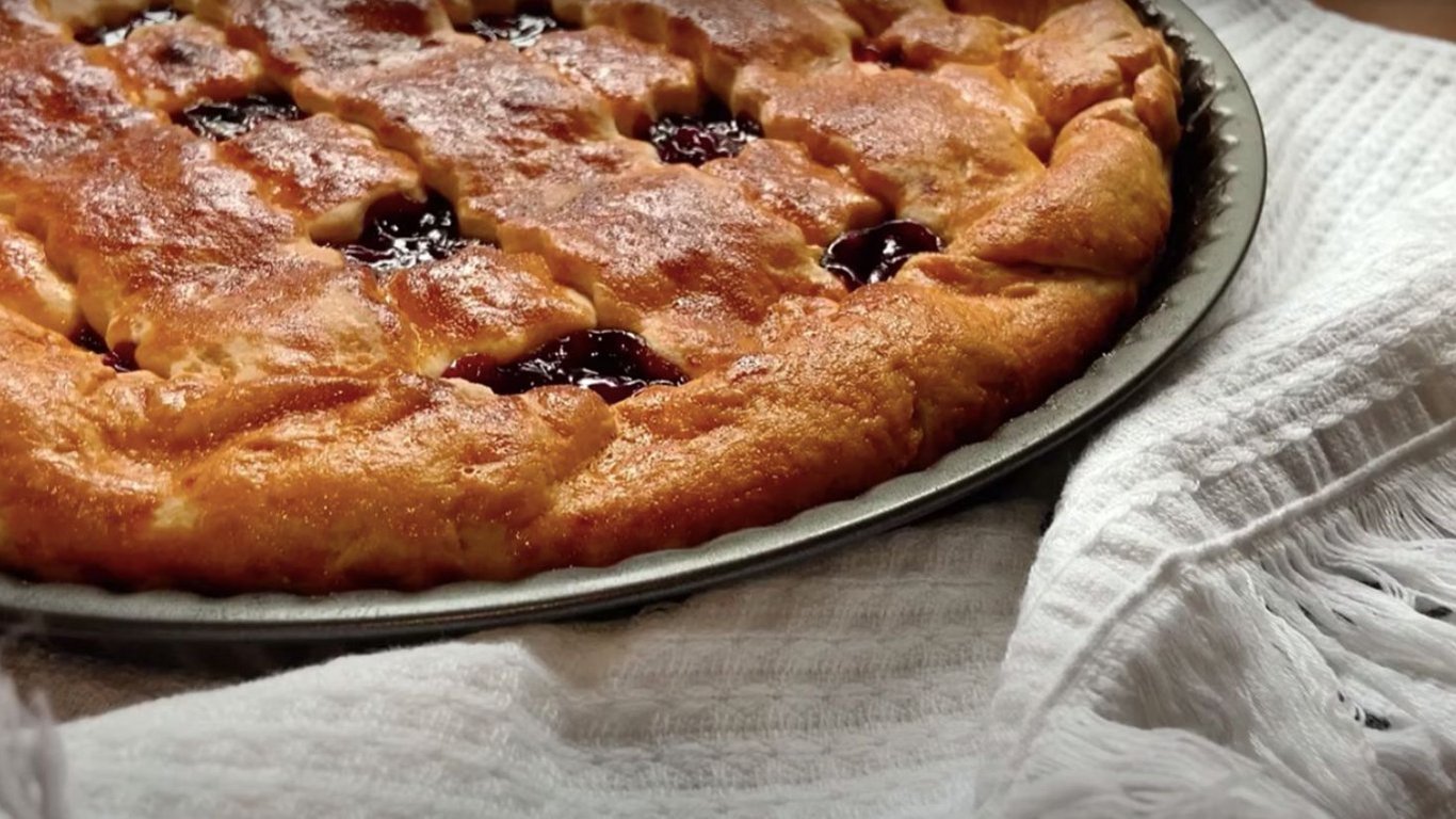 Пиріг з вишнею, пісочне тісто та багато вишень на сніданок — покрокове приготування