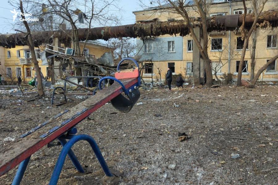 У Миколаєві дрон вибухнув на дитячому майданчику — фото наслідків - фото 1