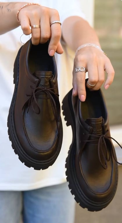 Коричневі лофери - стильний вибір цієї весни