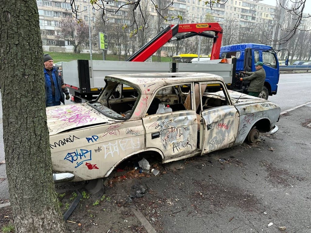 З вулиць Києва забирають покинуті авто