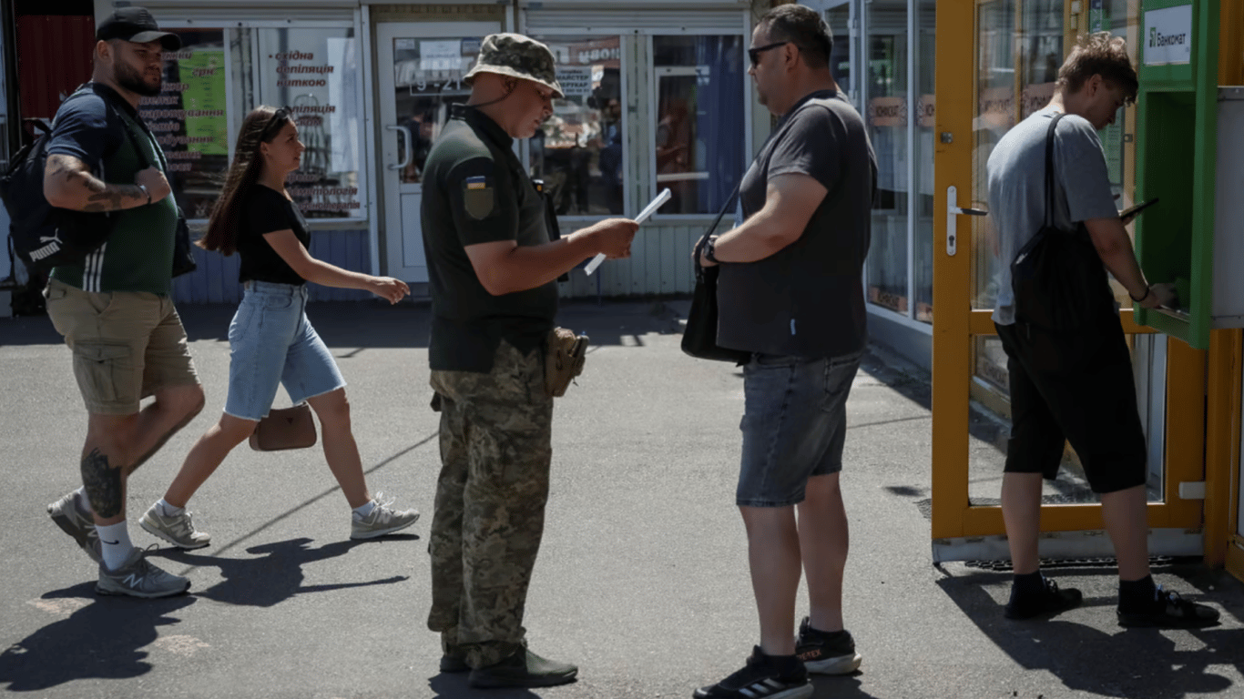 Мобілізація в Україні — коли перестануть видавати повістки на вулиці