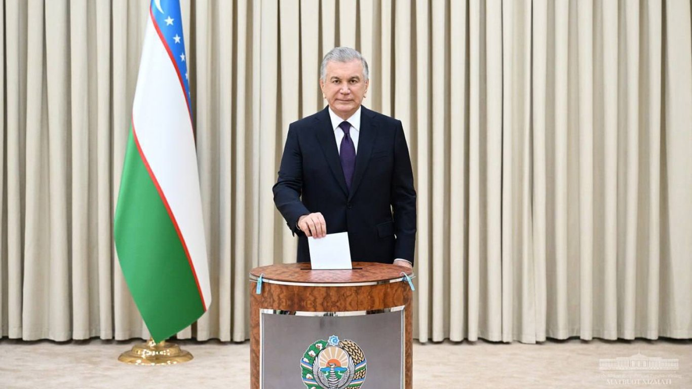 Узбекистанцы на референдуме "обнулили" сроки правления президента Мирзиёева