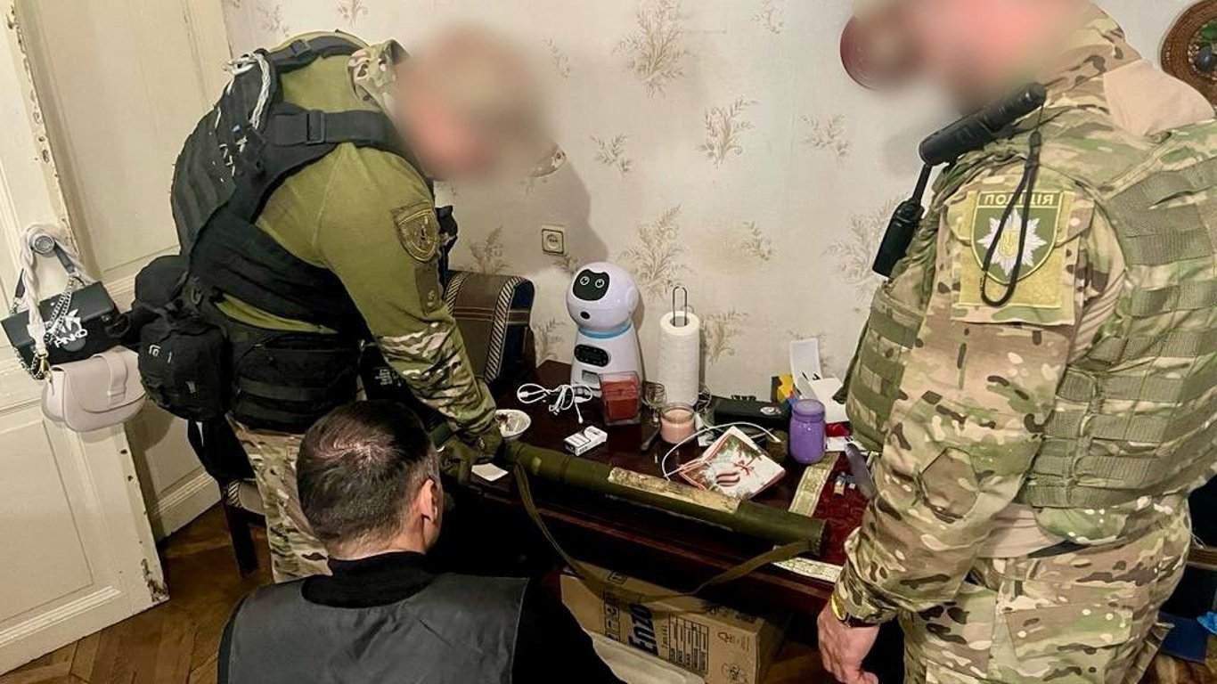 В Одессе двое мужчин хранили дома оружие и наркотики