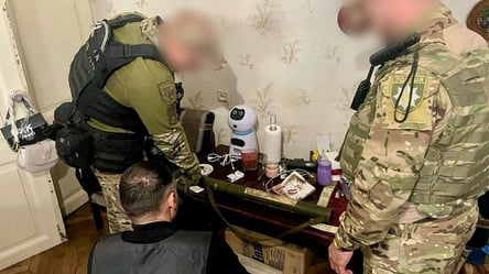 В Одесі двоє чоловіків зберігали вдома зброю та наркотики - 285x160
