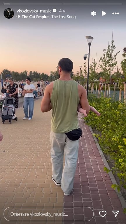 Віталій Козловський показався на прогулянці з шестимісячним сином - фото 1