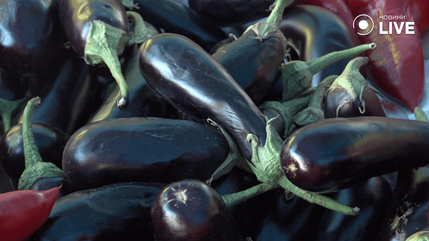 баклажани на базарі