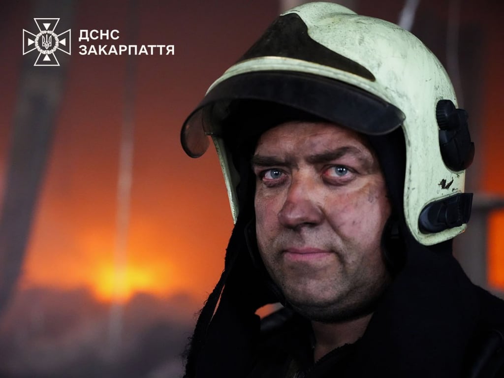 Рятувальники загасили пожежу на підприємстві в Мукачеві після атаки РФ