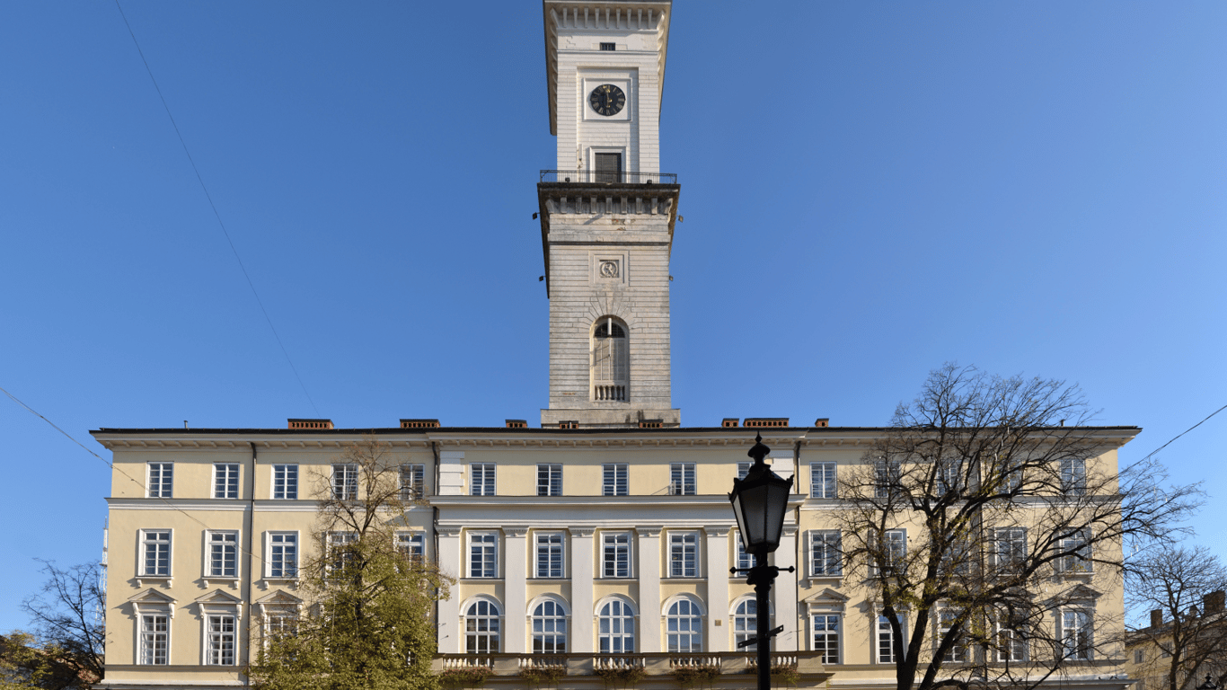 У Львові австралієць вистрибнув з оглядового майданчика вежі Ратуші