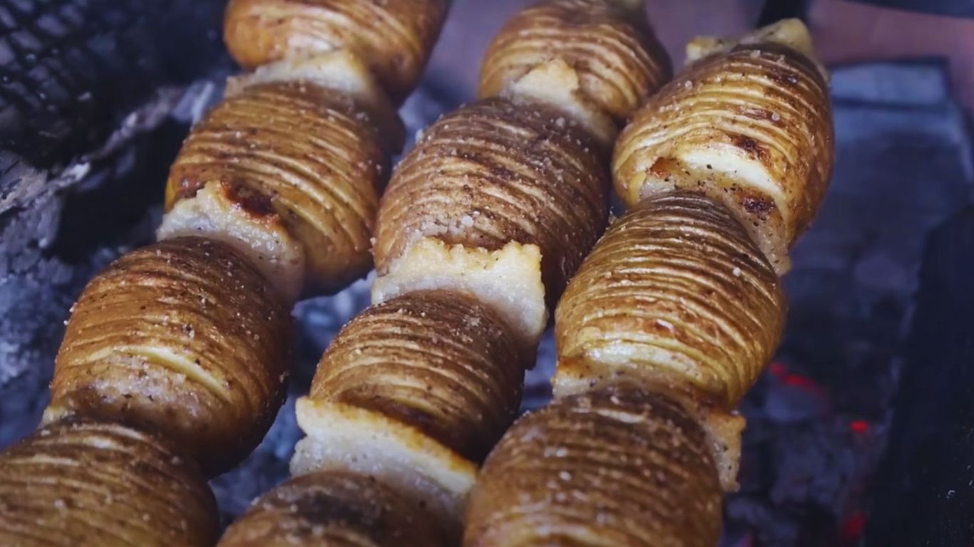 Картопля з салом на мангалі — відео рецепт