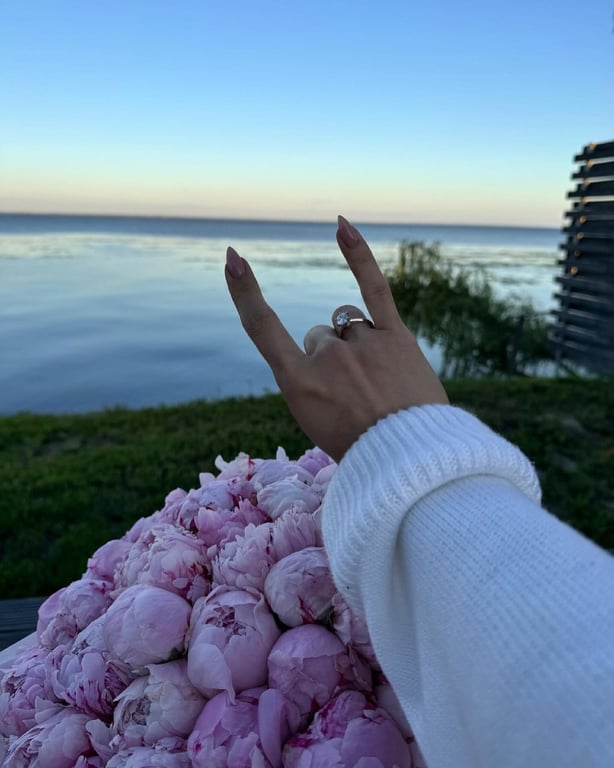 Зірка "Голосу країни" заручилася та похизувалася чималою обручкою - фото 2