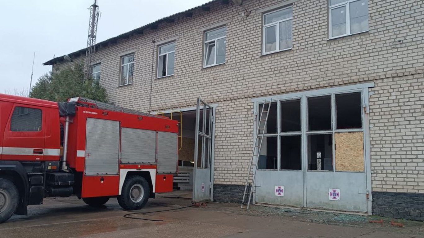 На Харьковщине в результате вражеских обстрелов повреждена пожарная часть