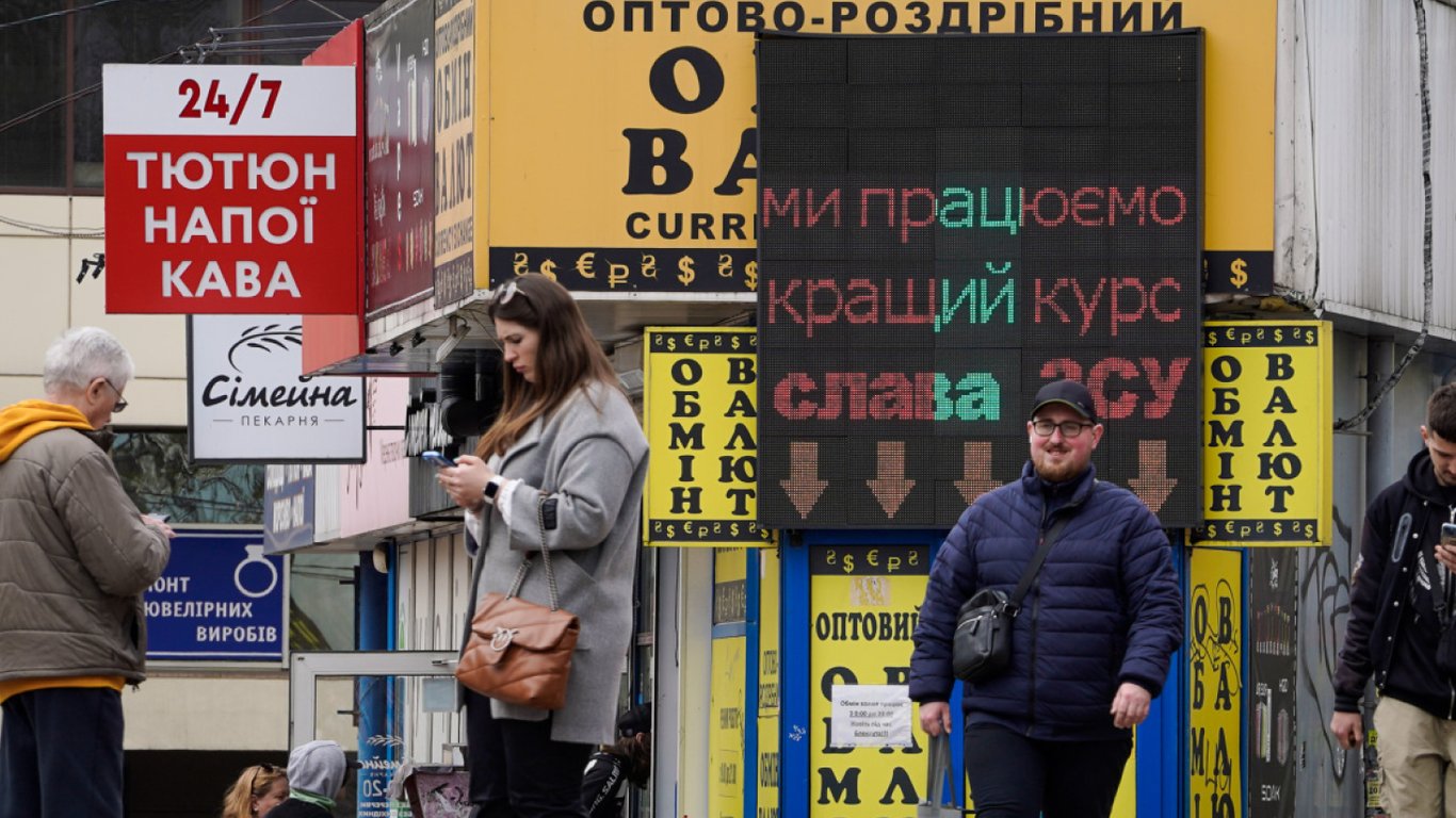 Курс валют 8 лютого — долар в Україні знову подешевшав