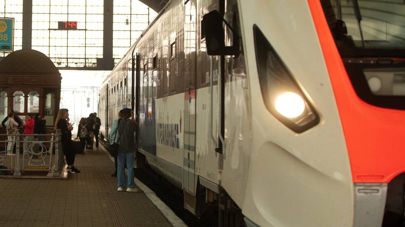 Укрзалізниця показала свій сучасний потяг, який курсуватиме до Рава-Руської
