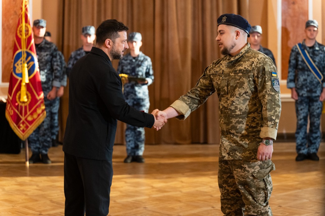 Президент України Володимир Зеленський нагороджує вйськового ВМС в Одеській області 4 липня 2026 року