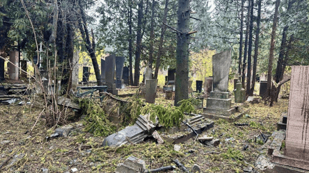Російський дрон  пошкодив більше 10 могил на кладовищі у Рівному - 290x160
