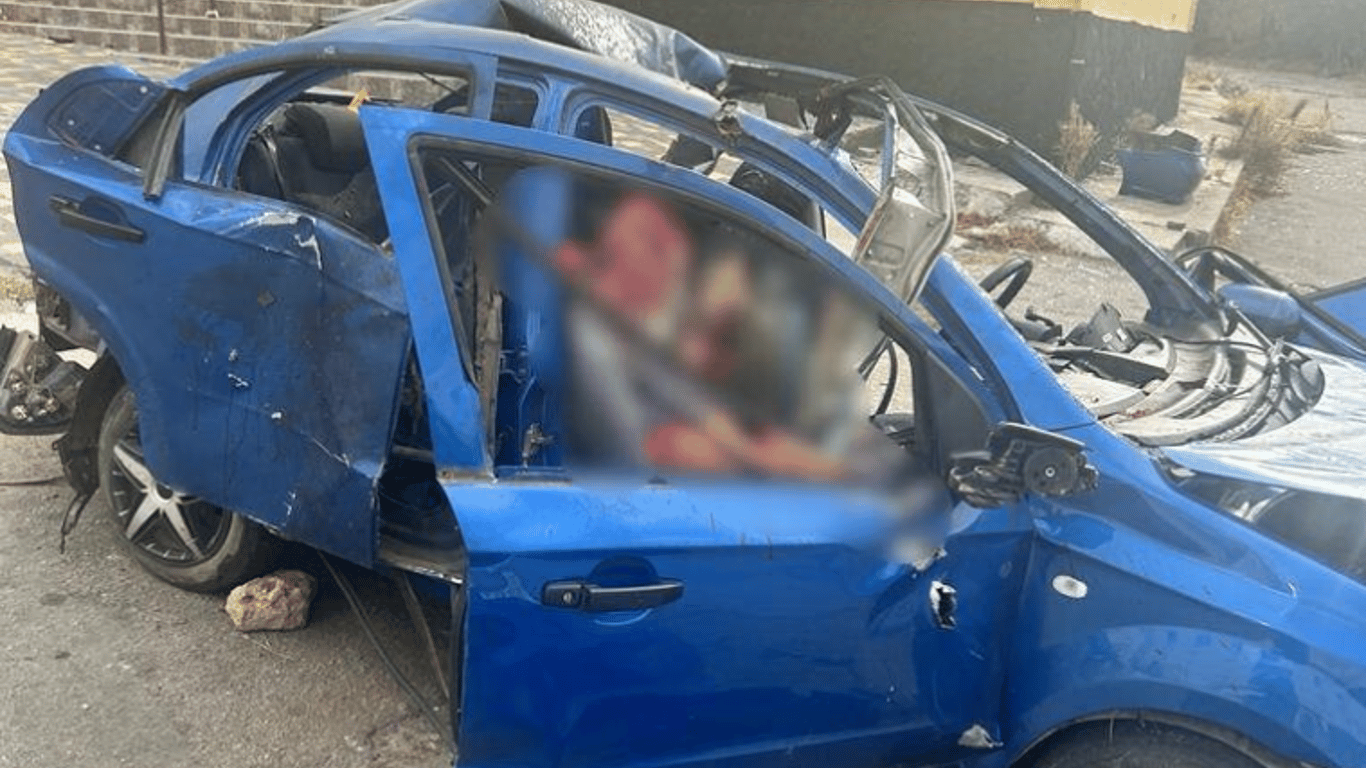В Бериславе россияне сбросили взрывчатку на авто с гражданскими: погибла женщина