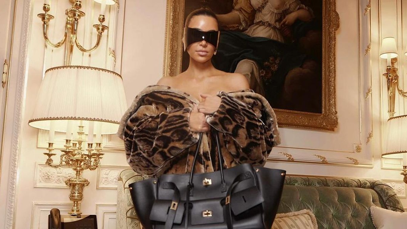 Ким Кардашьян в меху на голое тело поразила фотосессией в роскошных интерьерах