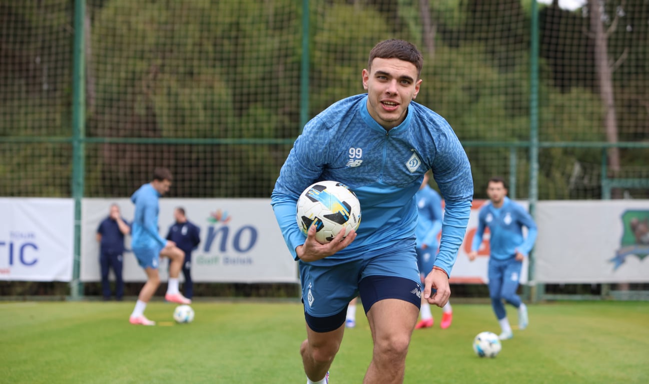 Матвей Пономаренко работает с мячом на тренировке "Динамо"