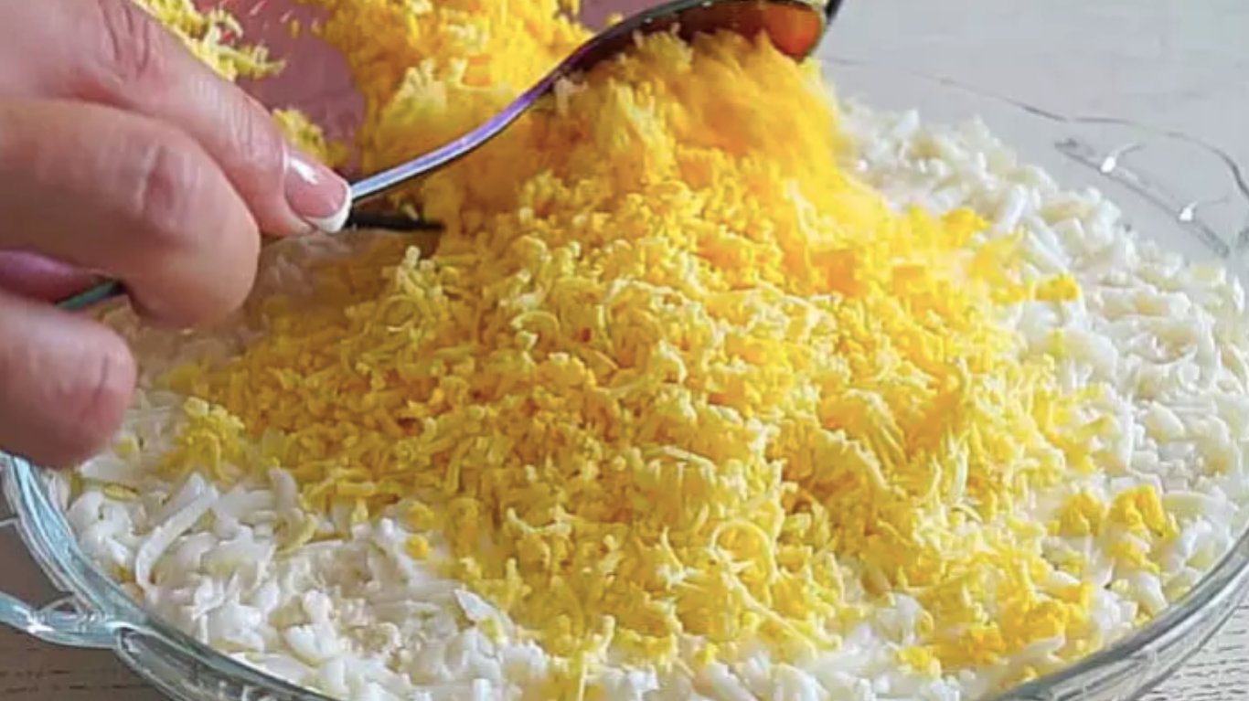 рецепт салату з курячим філе, ананасами та горіхами