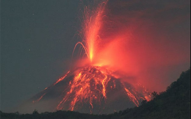 Шлейф попелу на 8 км — рейси на Балі   скасували через вулкан - фото 1