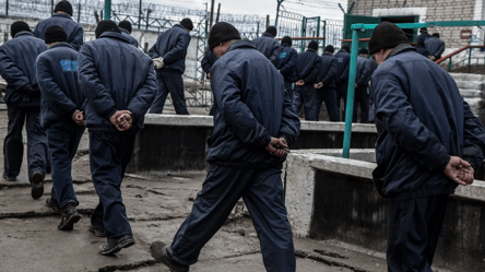 Журналист рассказал о жизни российских пленных в лагере на западе Украине - 285x160