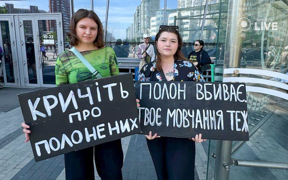 Сотни жителей столицы вышли на мирную акцию поддержки пленных украинских защитников - фото 1