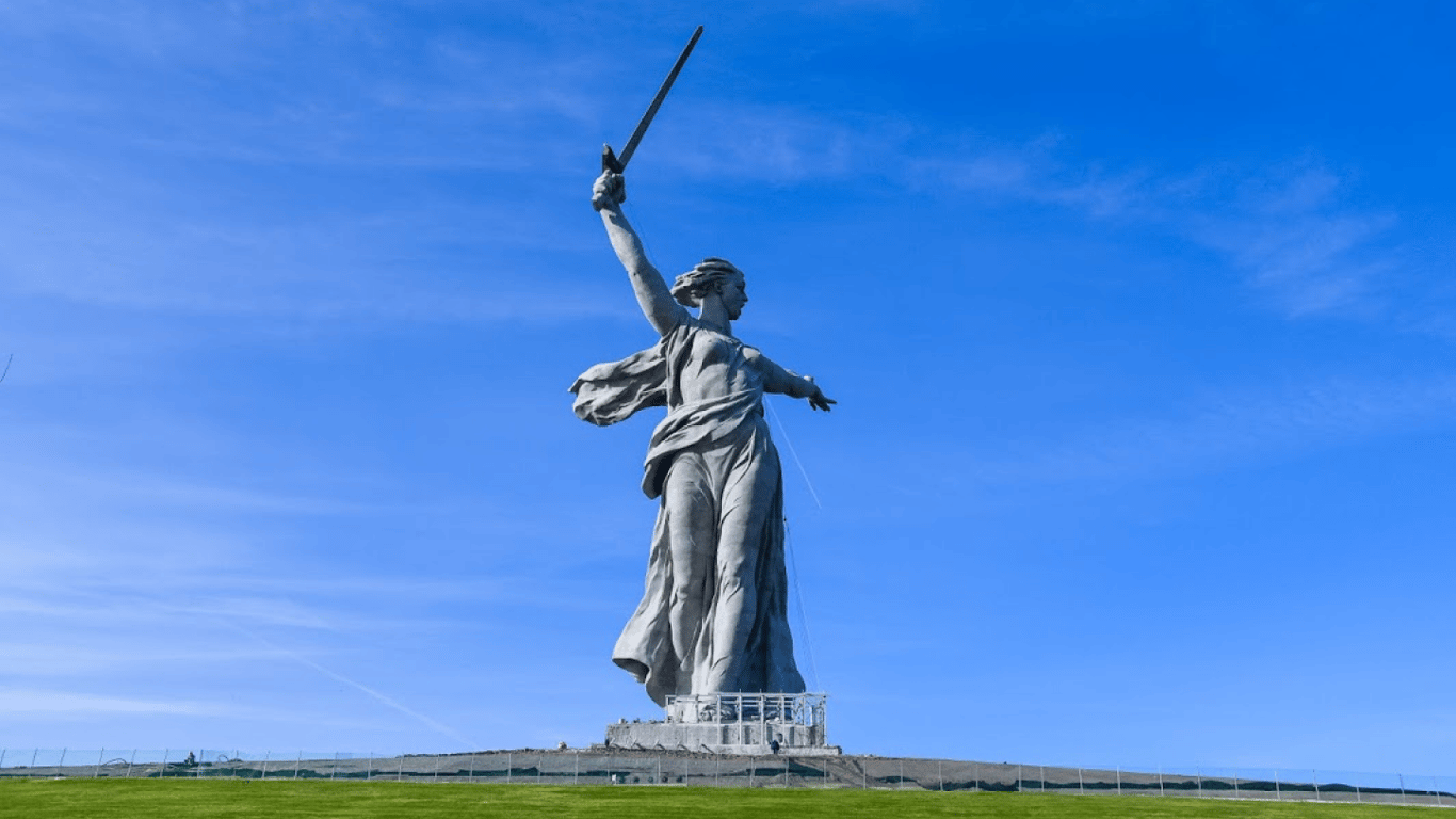 У Росії судили дівчину, яка "полоскотала" пам'ятник Батьківщина-мати