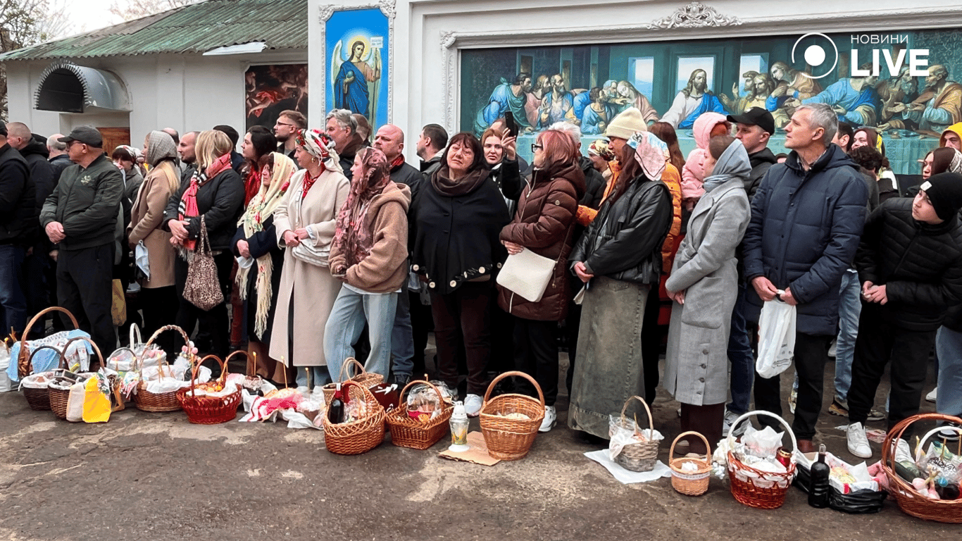 Люди біля храму в Одесі