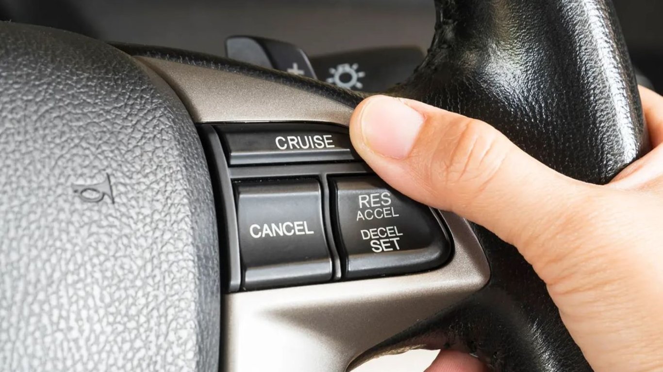 Названі плюси та мінуси круїз-контролю в авто — де водію треба бути обережним