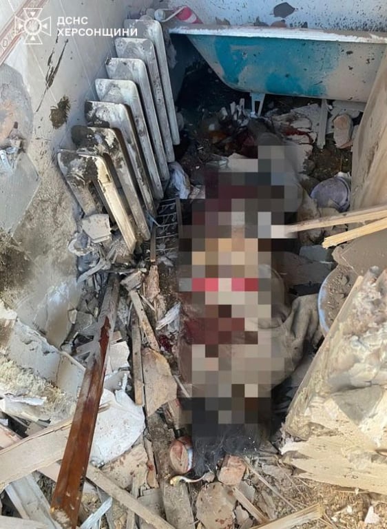 Руйнування в передмісті Херсона після атаки російських військ: загинула жінка