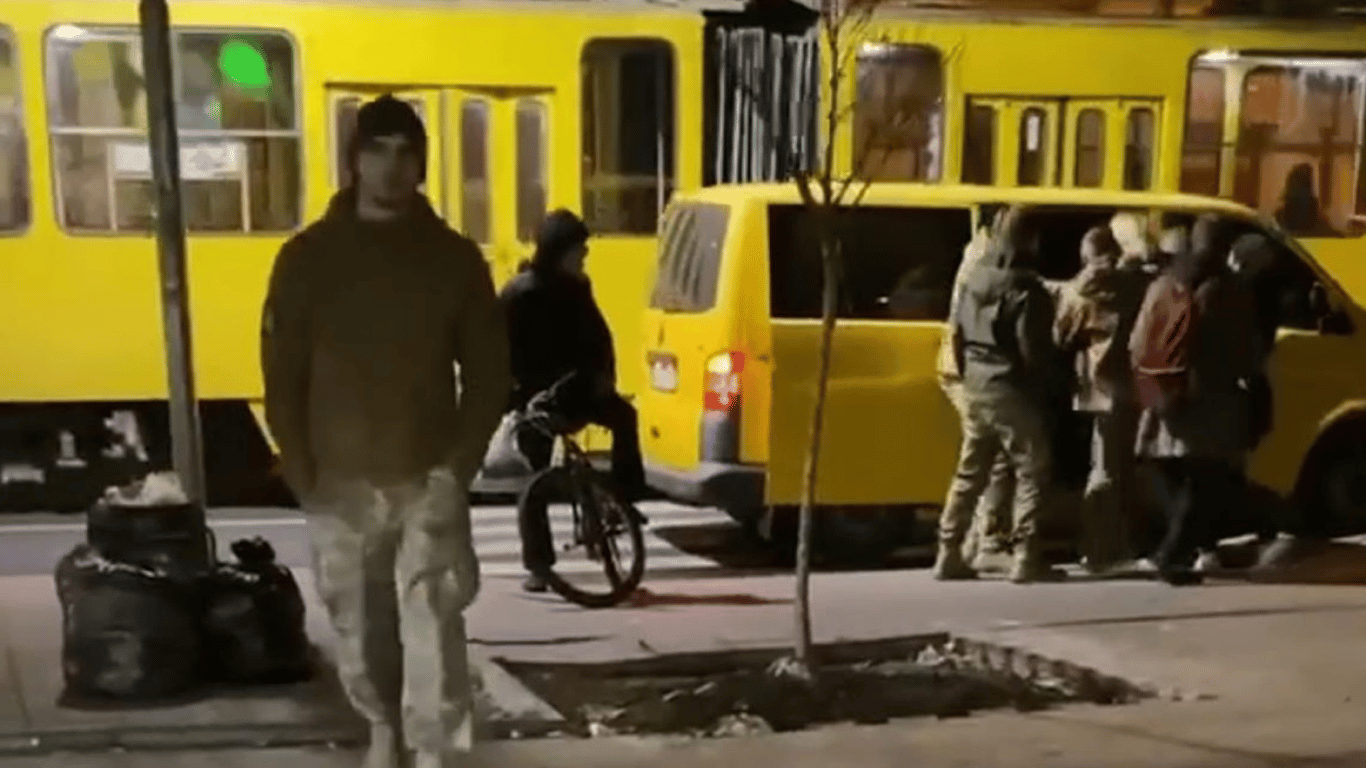 У київському ТЦК відповіли, чи мають вони повноваження "пакувати" людей у буси