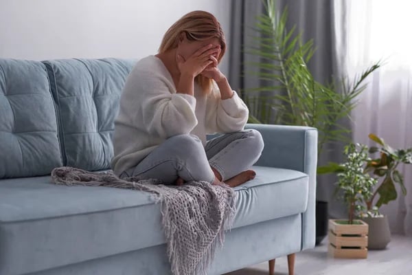 Жінка страждає на головний біль.