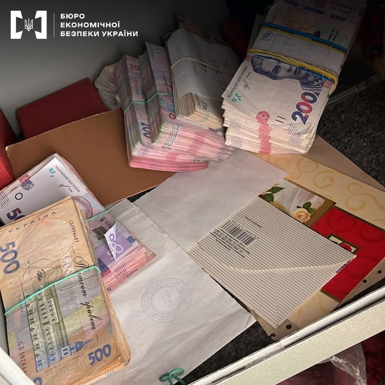 Вилучені гроші та речові докази злочину. Фото: БЕБ