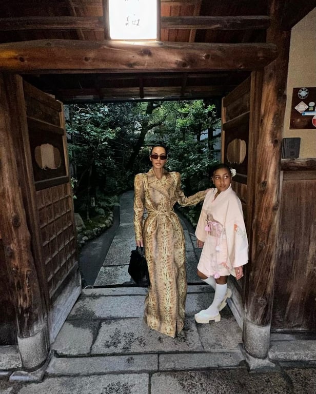Звезда реалити-шоу Ким Кардашьян со старшей дочерью. Фото: instagram.com/kimkardashian/