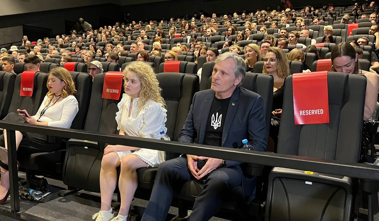 В футболке с трезубцем — звезда Властелина Колец посетил Черновцы - фото 2