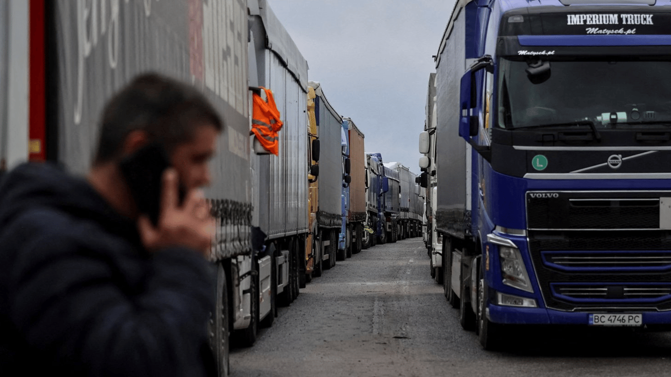 Забастовка на границе — Подоляк объяснил, почему перевозчики не расходятся
