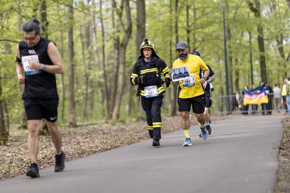 Полтавский спасатель во время забега в Киеве в снаряжении пожарного