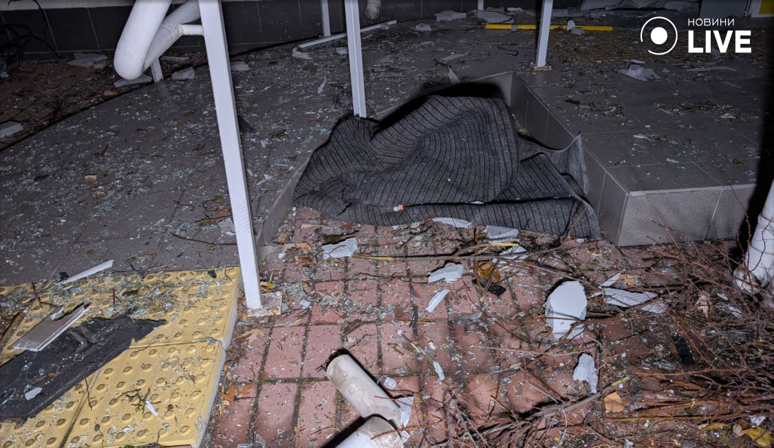 влучання у поліклініку